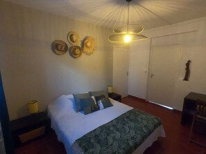 2 soverom, safe på rommet, skrivebord og reiseseng for barn