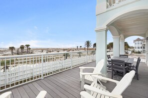 Outdoor dining - ☀️Sea Forever-Walk2Beach-Stunning Home-5BR-Great Location☀️ (Pensacola Beach)