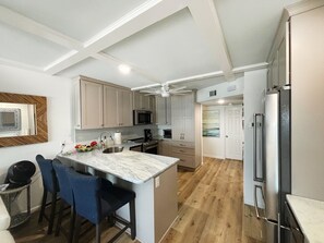 Fridge, microwave, oven, stovetop - 🏝️Beachfront-Gulf View-Balcony-Pool-2BR Sundunes 144 (Navarre)