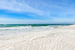 On the beach - 🏝️Beachfront-Gulf View-Balcony-Pool-2BR Sundunes 144 (Navarre)