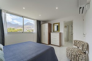 4 habitaciones, tabla de planchar con plancha, wifi y ropa de cama 