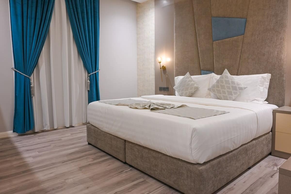 Caja de seguridad en la habitación y cortinas blackout