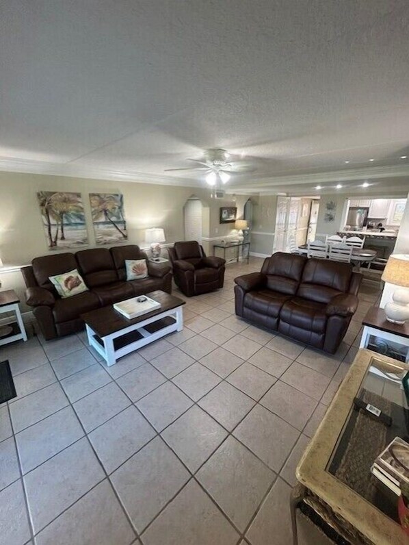 تلفزيون ذكي، مشغل دي في دي، كُتُب