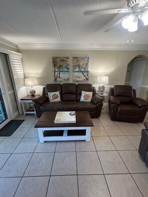 スマートテレビ、DVD プレーヤー、書庫