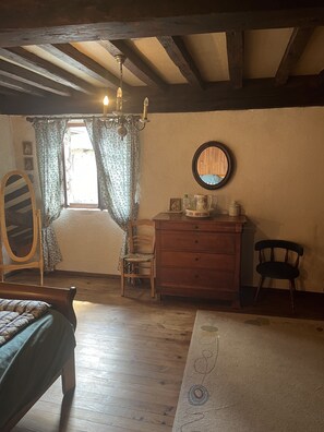5 slaapkamers, een strijkplank/strijkijzer, beddengoed
