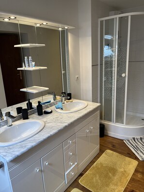 Dusche, Haartrockner, Bidet, Seife