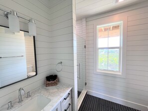 Douche, sĂšche-cheveux, serviettes fournies