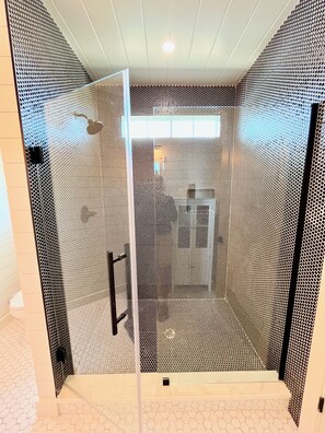 Dusj, hårføner og håndklær