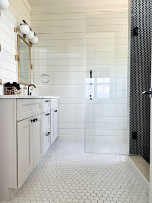 Shower, hair dryer, towels