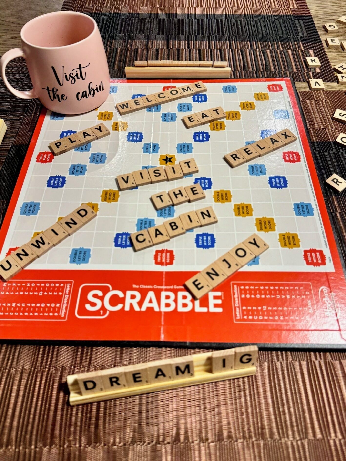 Un joc de Scrabble amb fitxes i una tassa.
