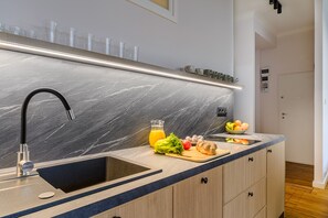 Apartment | Private kitchenette | Mini-fridge, microwave, stovetop, dishwasher - Apartament Wiejska I (Warsaw)
