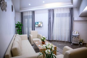 En 70-centimeters Flatskjerm-TV med Parabol-TV