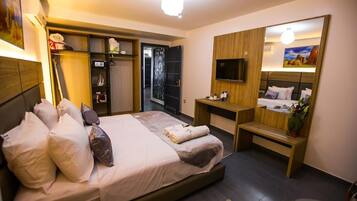 Basic Double or Twin Room, Private Bathroom | Peralatan tempat tidur premium, bar mini, peti besi dalam bilik