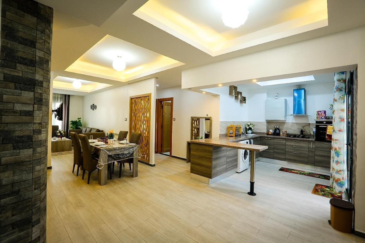 Cafetera o tetera, hervidor eléctrico y mesa de comedor