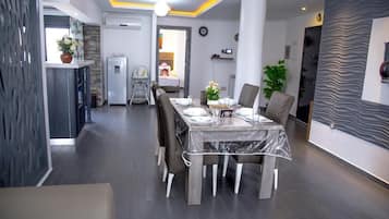Coffee/tea maker, electric kettle, dining tables