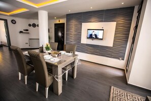 70-cm flat-screen TV with satellite channels - The Adress Residence (Oran)