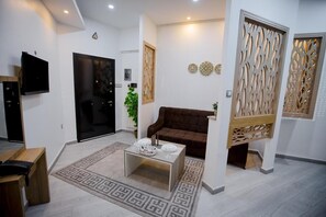 70-cm flat-screen TV with satellite channels - The Adress Residence (Oran)