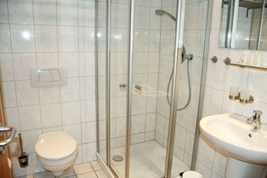 Bathroom - Haus Waldesheim "kleine Oase" Ruhige, Zentrale Ortslage, 10 min zum Nordstrand, (Göhren)