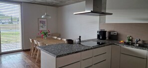Kühlschrank, Mikrowelle, Ofen, Geschirrspüler
