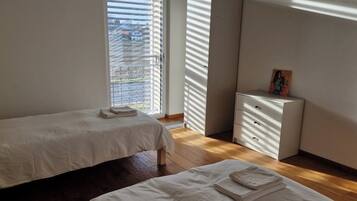 4 dormitoris, escriptori, planxa i posts de planxar i wifi gratuïta