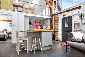 Luxury Loft | In-room dining - The Barn Stoaches Farm (Haywards Heath)