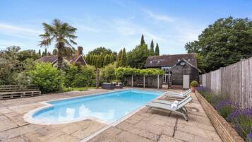 Kolam renang outdoor musiman, dengan kursi berjemur