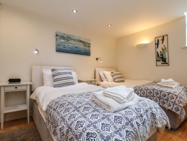 2 Schlafzimmer, individuell dekoriert, individuell eingerichtet