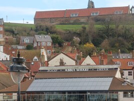 Un edificio con un letrero que dice "FOOD ABBEY WHARF DRINK".