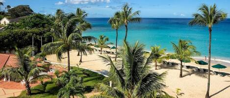 En la playa, camastros y toallas de playa