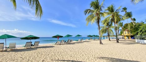 En la playa, camastros y toallas de playa