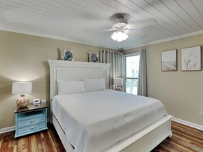 3 slaapkamers, een strijkplank/strijkijzer, wifi, beddengoed