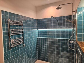 Douche, bidet, serviettes fournies, savon