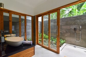 Shower, hair dryer, towels, soap - Lovina Luxury 3BR Villa With Pool & Free Breakfast! (Bali)