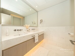 Apartment | Bathroom | Shower, towels - Luxury Studio in The Palm Tower (Dubai)