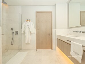 Apartment | Bathroom | Shower, towels - Luxury Studio in The Palm Tower (Dubai)