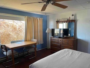 1 bedroom, WiFi - Walk to Pine Point Beach from CJs Hideaway! (Scarborough)
