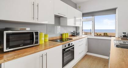 The Bay Apartment - Sea Views, Village Centre