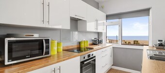 The Bay Apartment - Sea Views, Village Centre