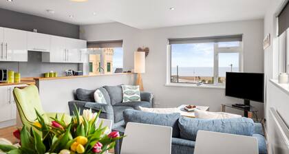 The Bay Apartment - Sea Views, Village Centre