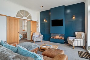 Smart TV, fireplace