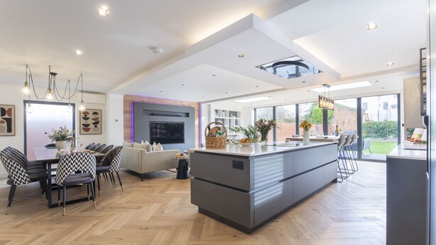 House | 6 bedrooms, laptop workspace, iron/ironing board, free WiFi - Elliot Oliver- Superior 6 Bedroom House With Hot Tub And Log Burner (Cheltenham)