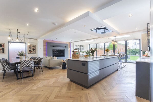 House | 6 bedrooms, individually decorated, individually furnished - Elliot Oliver- Superior 6 Bedroom House With Hot Tub And Log Burner (Cheltenham)