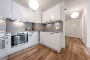 Kjøleskap, ovn, kokeplater og oppvaskmaskin