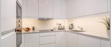 Appartement | Cuisine privée | Réfrigérateur, micro-ondes, four, plaque de cuisson