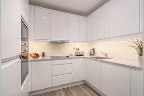 Appartement | Privékeuken | Een koelkast, een magnetron, een oven, een kookplaat