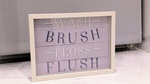 Een lijst met de woorden 'WASH BRUSH FLOSS' in hoofdletters.