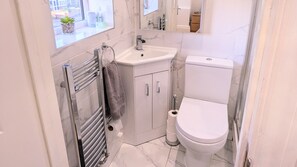 Apartment | Bathroom | Combined shower/tub, deep soaking tub, hair dryer, towels - Stylish 2-bed Apartment Near Richmond Park (Kingston Upon Thames)