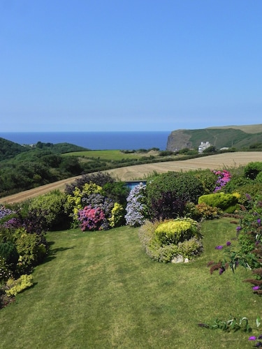 Hazeldene - Three Bedroom Cottage, Sleeps 6