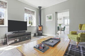 Smart TV, fireplace - The Coach House and Cabin, in the heart of St Tudy (Saint Tudy)