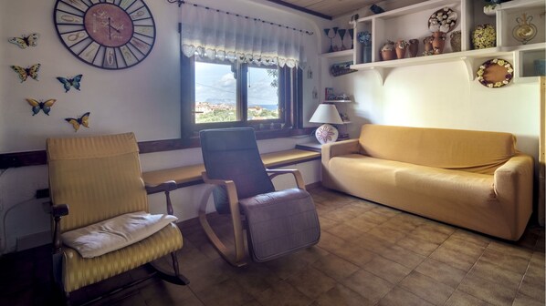 TV, fireplace - Armonia - Three Bedroom Apartment, Sleeps 8 (Tanaunella)